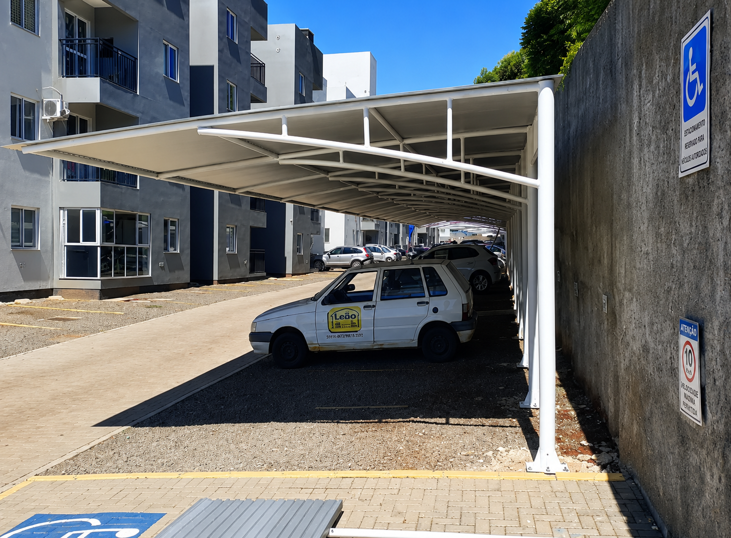 Cobertura de garagem entregue pela Leão Sistemas Estruturais